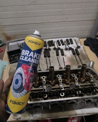 Adam nám poslal fotku z dielne – Čistič bŕzd FOXIGY mu pomohol vyčistiť rozobratú hlavu motora. Mastnota a karbon išli...